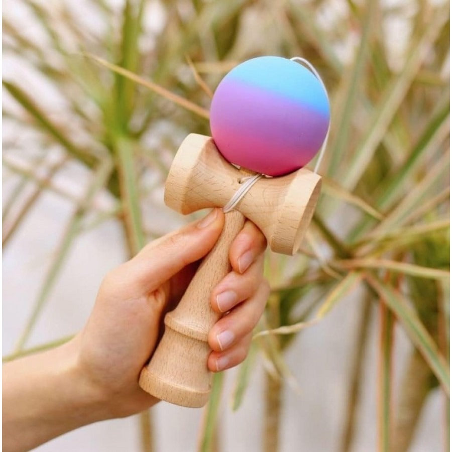 Kendama X Originală Profesională din Lemn – Rubber Grip, Culori Roz-Mov-Albastru – Control Excelent, Aderență Ridicată și Performanță pentru Jucători de Toate Nivelurile